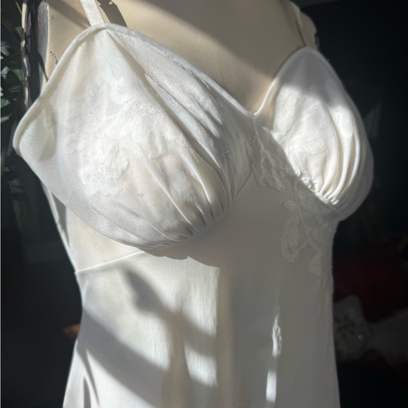 Elegant Vintage 1960’s White Lace Slip Dress with Floral Lace Details - Picture 5 of 12